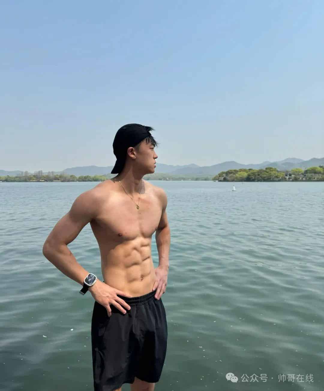 图片[2]-黑皮薄肌体育生弟弟，营养真的不错!-小蓝短视频