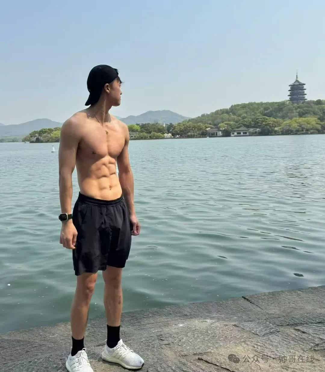 图片[3]-黑皮薄肌体育生弟弟，营养真的不错!-小蓝短视频