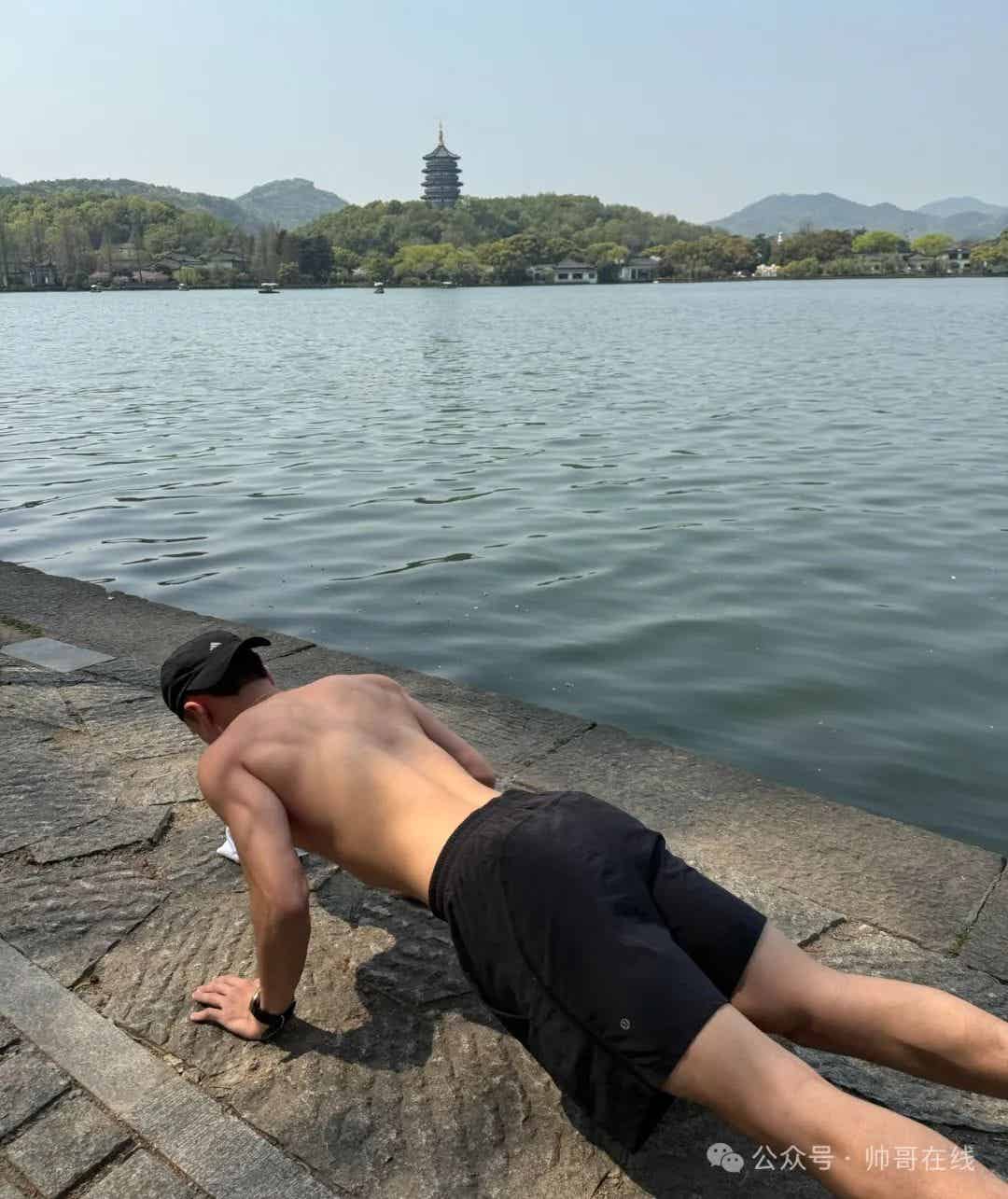 图片[4]-黑皮薄肌体育生弟弟，营养真的不错!-小蓝短视频