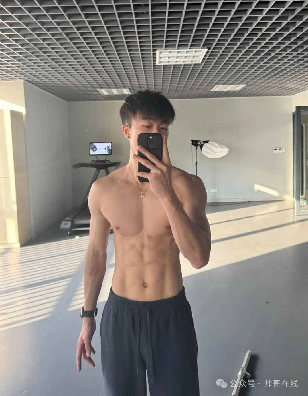 图片[7]-黑皮薄肌体育生弟弟，营养真的不错!-小蓝短视频