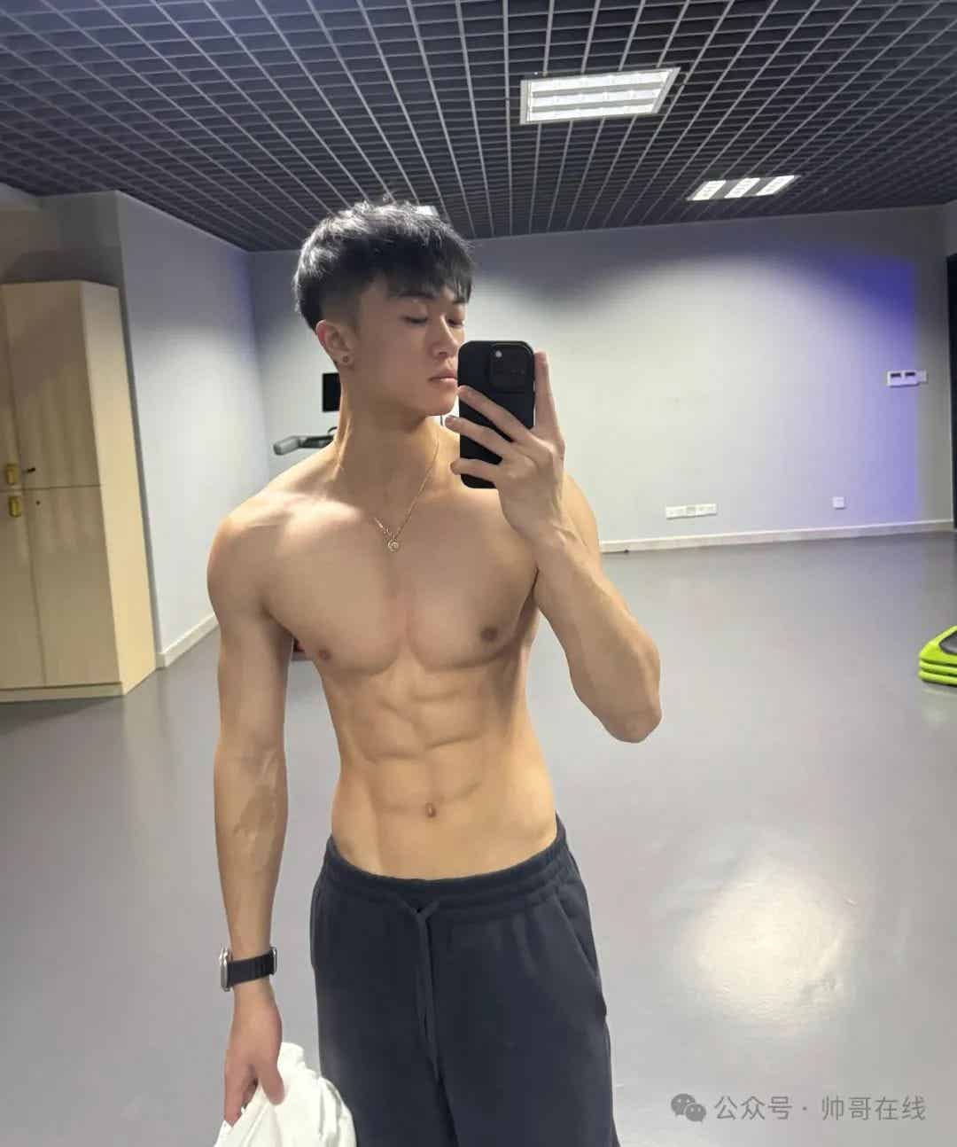 图片[8]-黑皮薄肌体育生弟弟，营养真的不错!-小蓝短视频