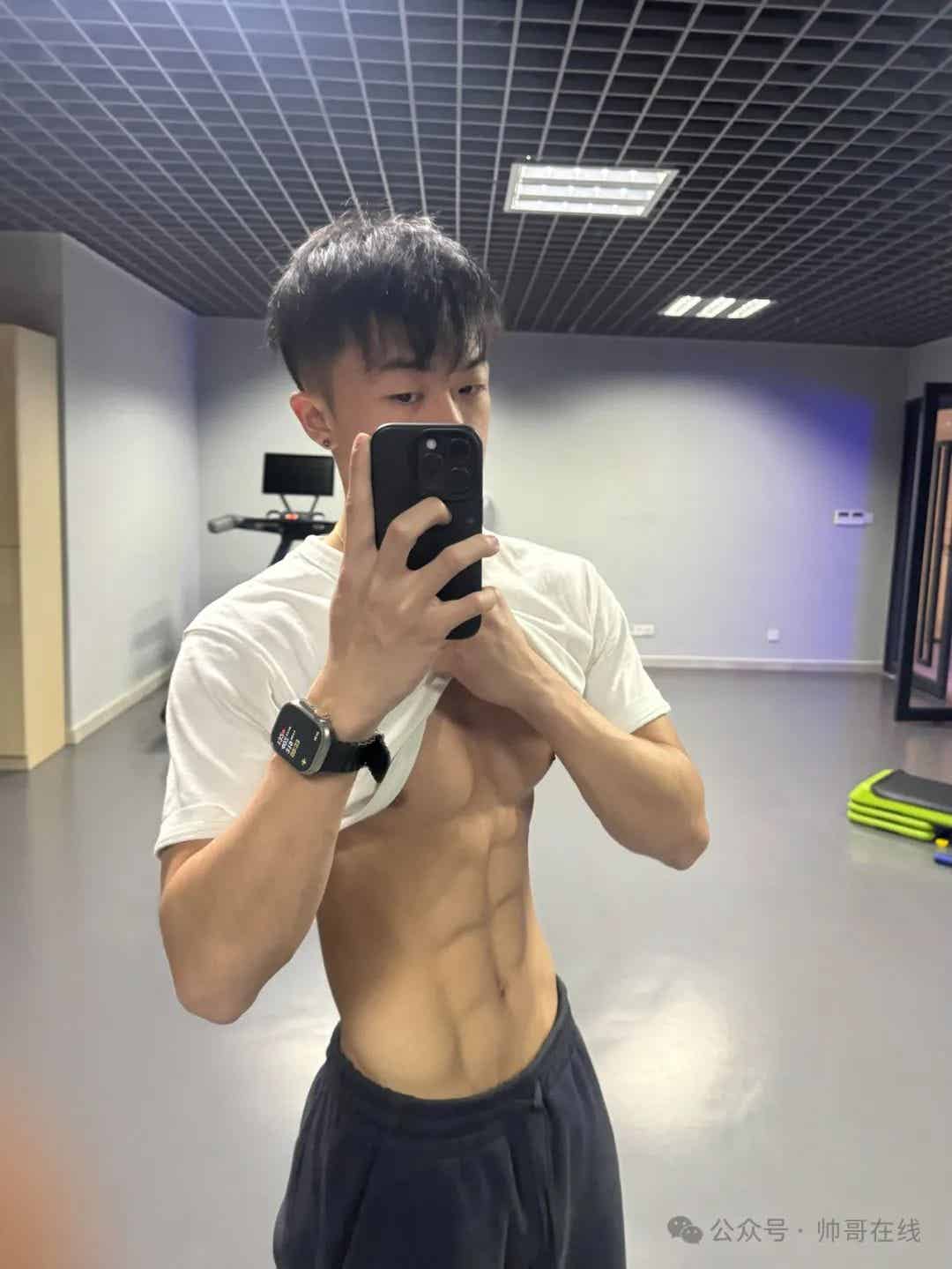 图片[9]-黑皮薄肌体育生弟弟，营养真的不错!-小蓝短视频