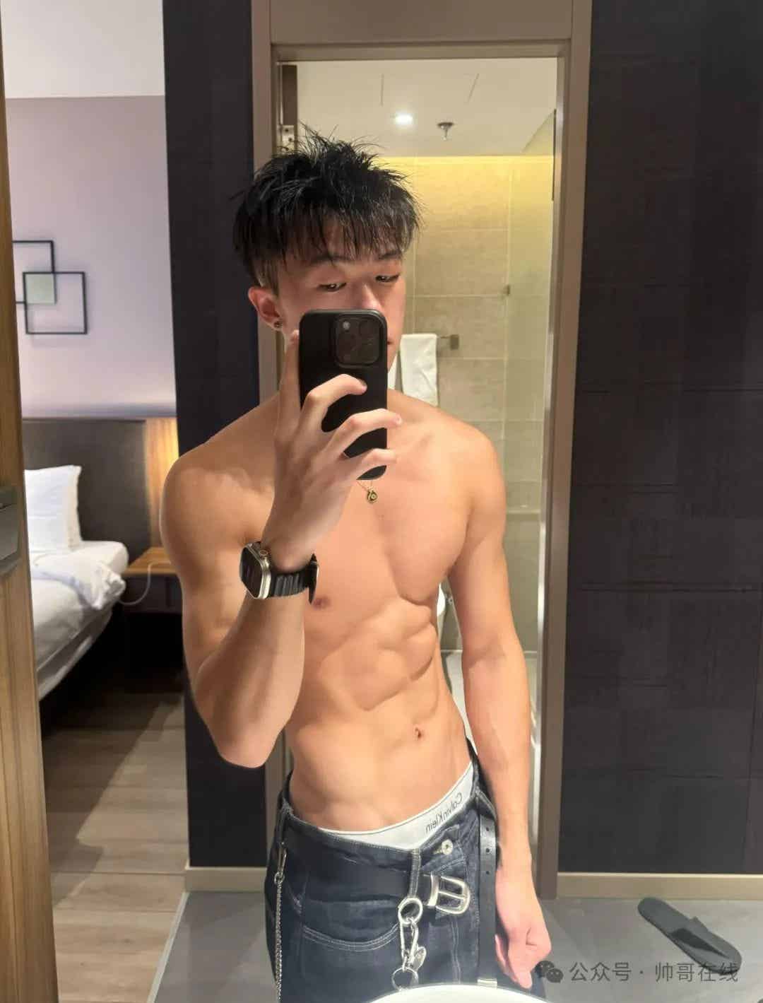 黑皮薄肌体育生弟弟，营养真的不错!-小蓝短视频