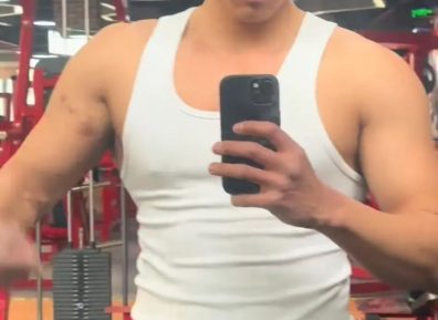 河南的寸头水电工洗澡视频，实力强大了太MAN啦，！