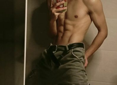 喜欢宿舍自拍的筋肉腹肌男大