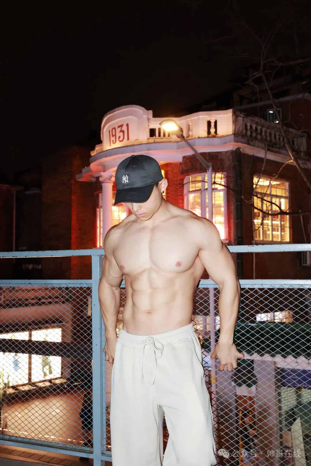 图片[2]-深夜街头的白皮大胸肌健身帅哥，真是大饱眼福!-小蓝短视频