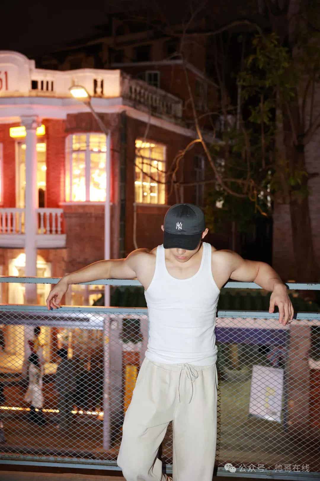 图片[3]-深夜街头的白皮大胸肌健身帅哥，真是大饱眼福!-小蓝短视频