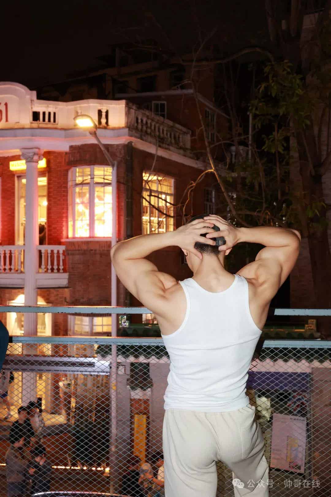 图片[4]-深夜街头的白皮大胸肌健身帅哥，真是大饱眼福!-小蓝短视频