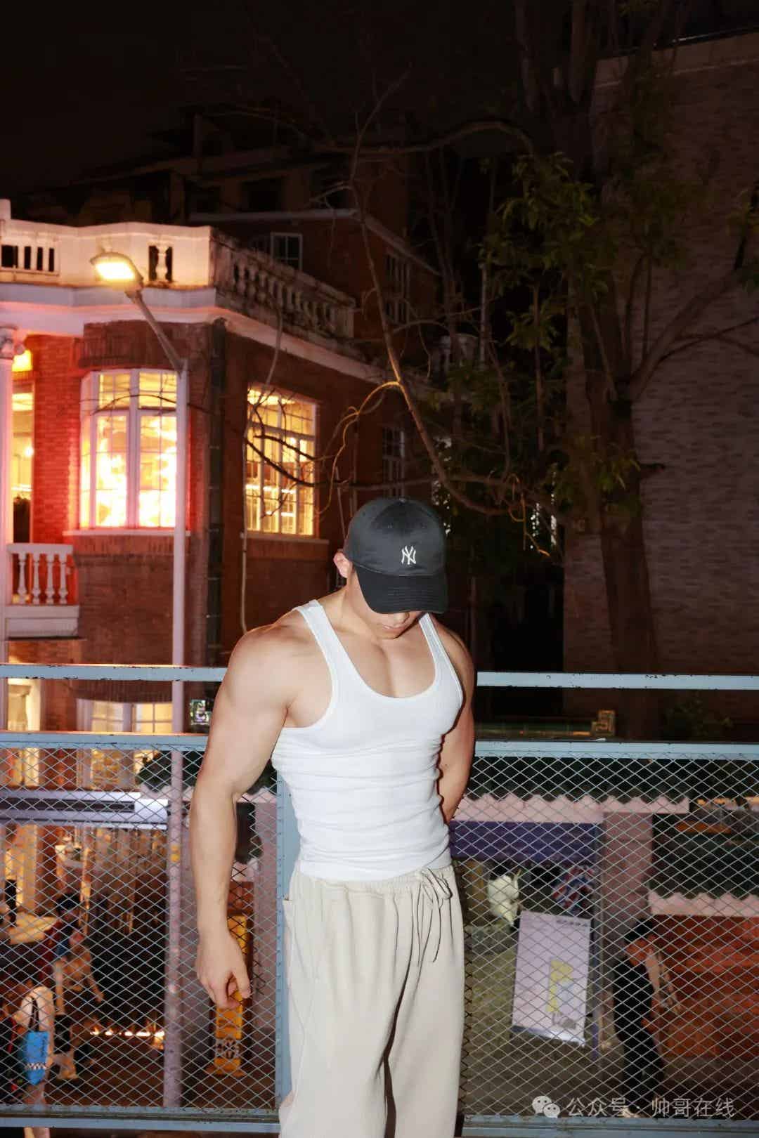 图片[5]-深夜街头的白皮大胸肌健身帅哥，真是大饱眼福!-小蓝短视频