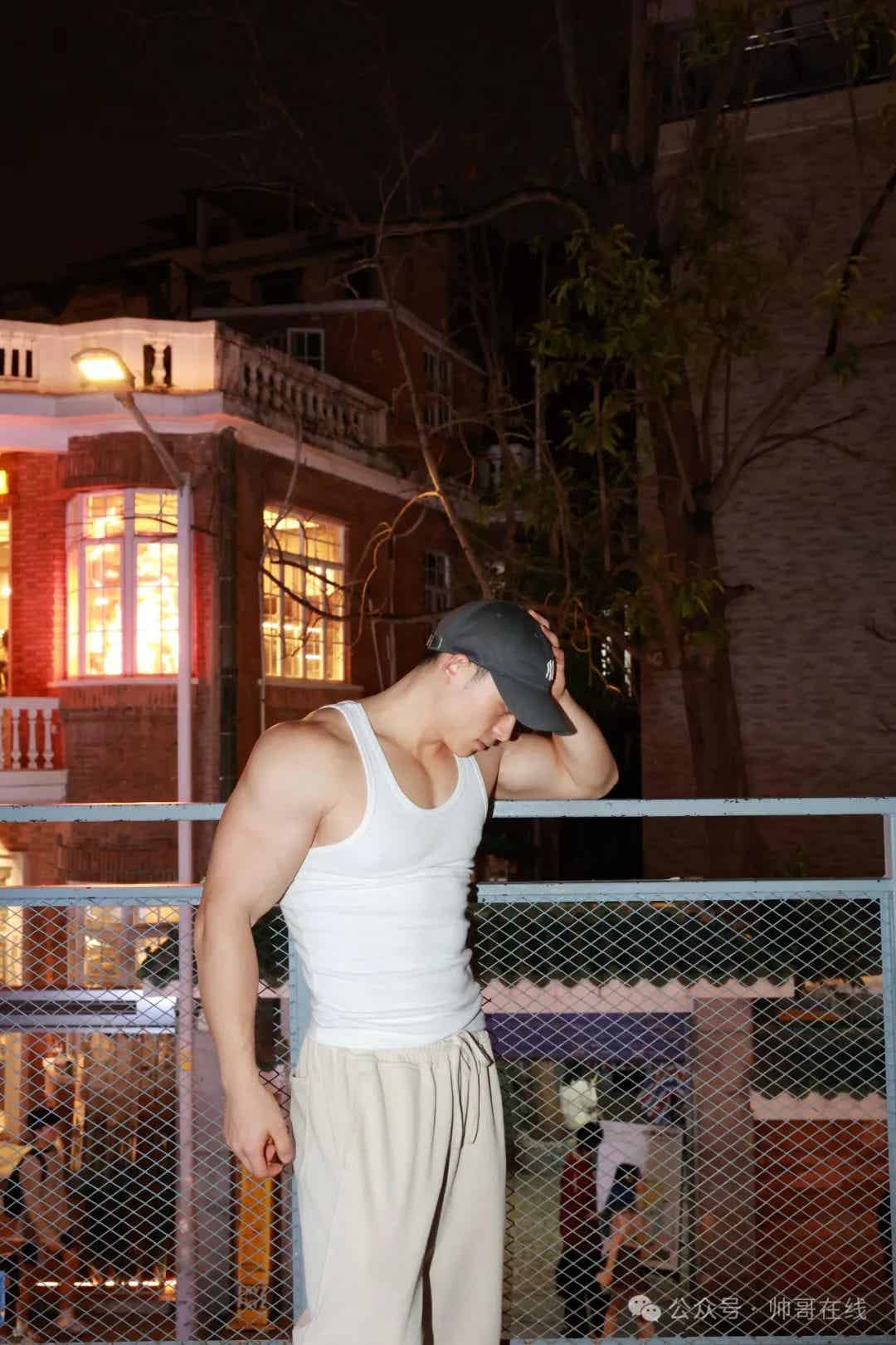 图片[6]-深夜街头的白皮大胸肌健身帅哥，真是大饱眼福!-小蓝短视频