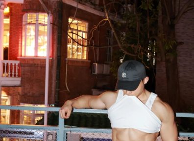 深夜街头的白皮大胸肌健身帅哥，真是大饱眼福!