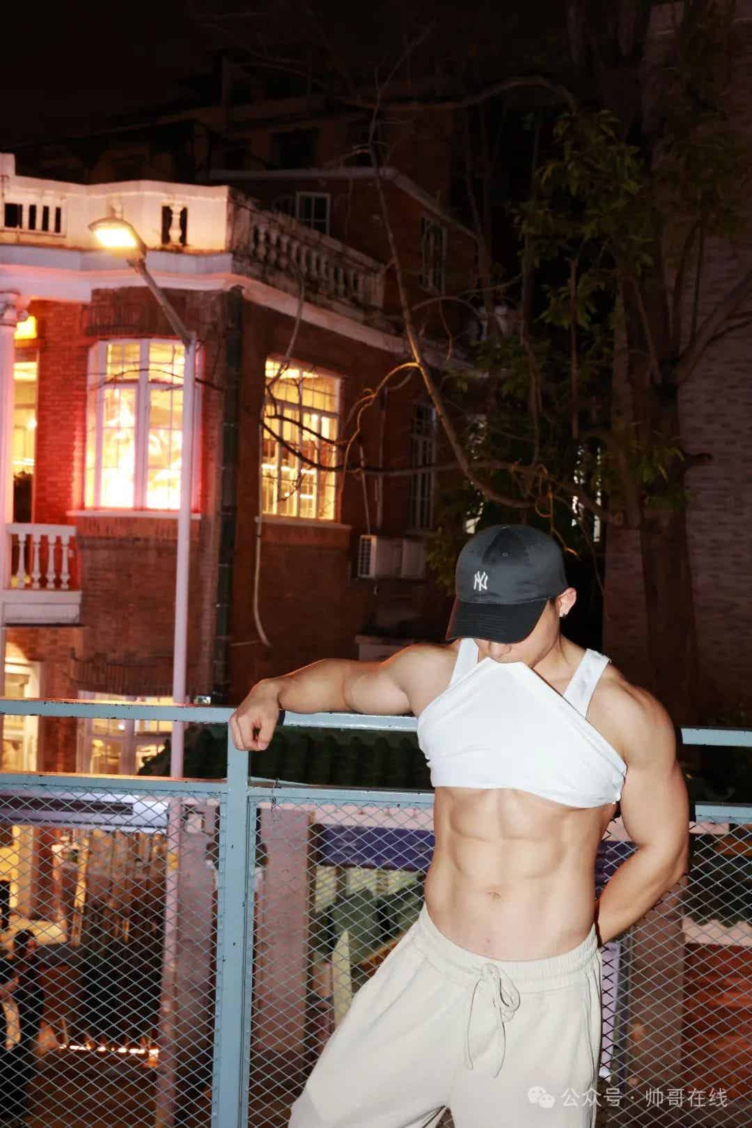 深夜街头的白皮大胸肌健身帅哥，真是大饱眼福!-小蓝短视频