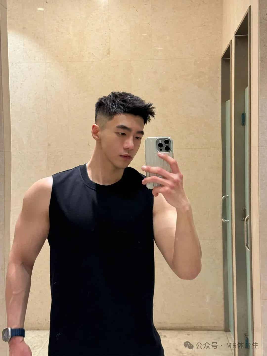 你的190cm麒麟臂男友已上线，人夫感荷尔蒙爆棚，妥妥行走的衣架子-小蓝短视频