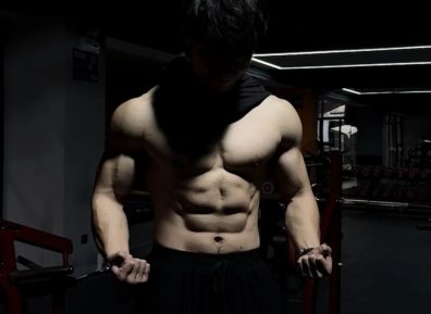 躺草地腹肌爱好者，这身材够顶了吧？