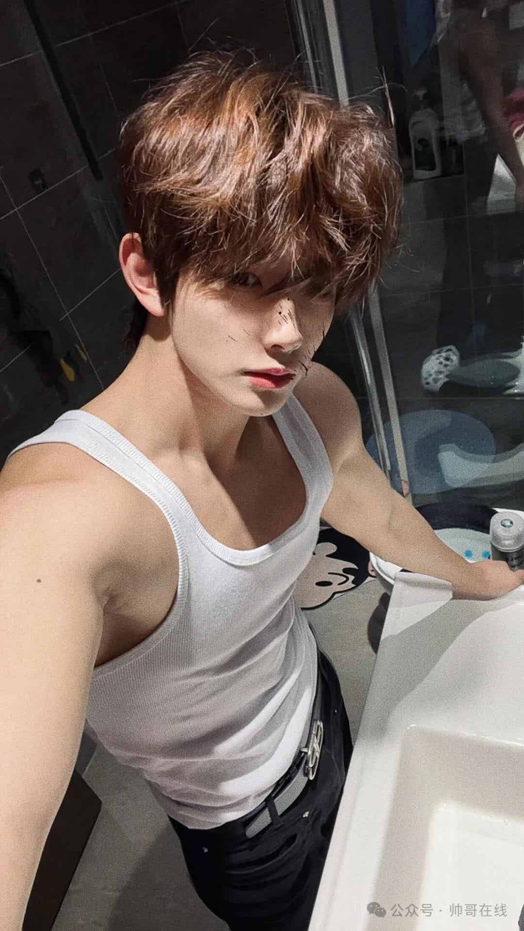 185CM奶狗脸薄肌小帅哥，奶fufu的太可了吧！-小蓝短视频