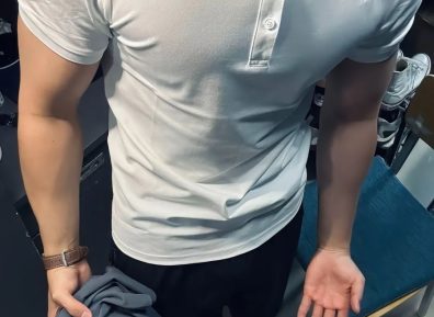 北体学长穿制服白袜宿舍自拍，大胸肌引得网友疯狂点赞！