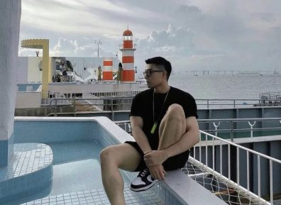 穿内裤自拍的野生运动男让人窒息，长得太大了！