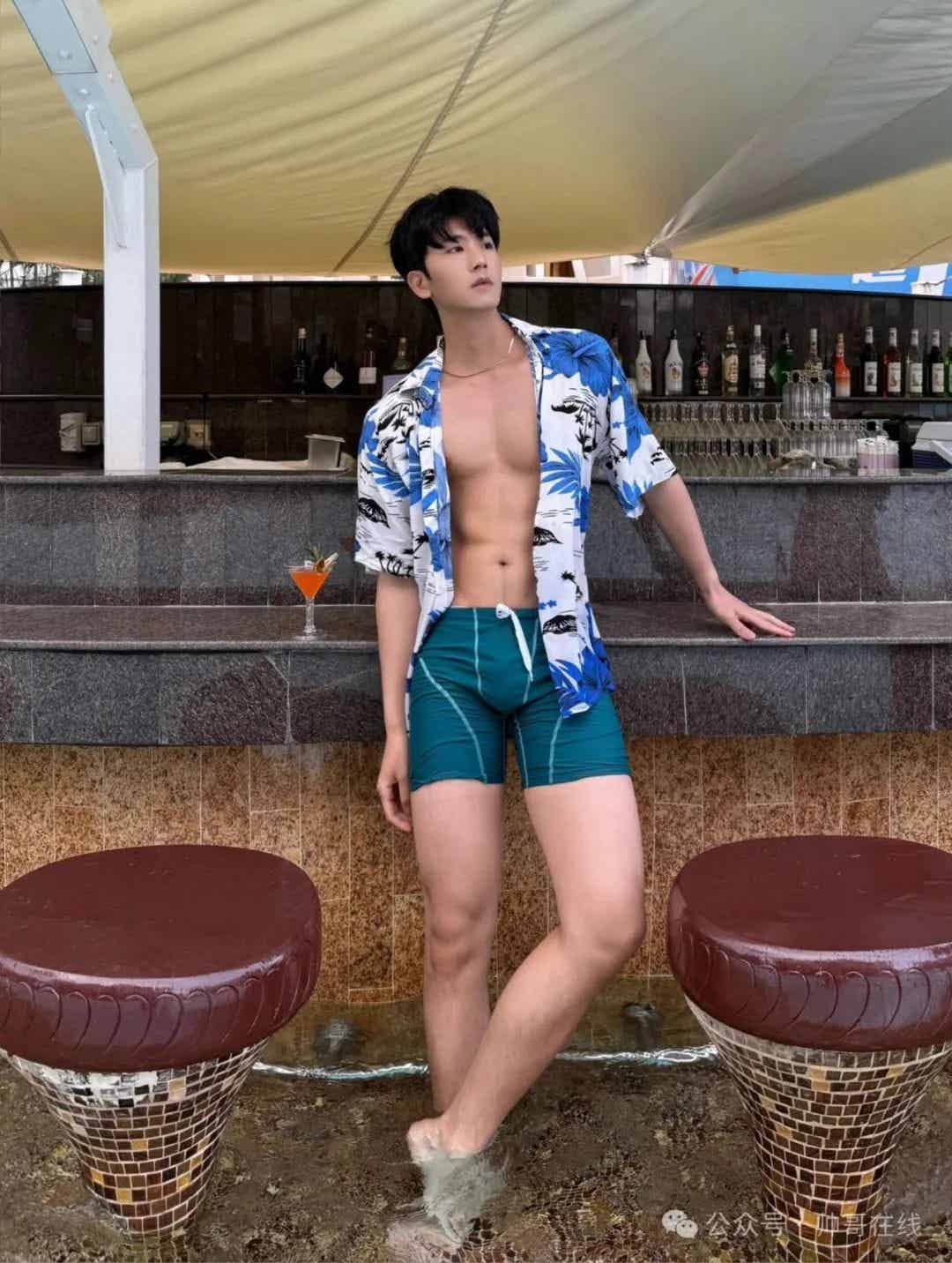 图片[1]-白嫩干净的簿肌球服弟弟，这腹肌可太香啦！-小蓝短视频