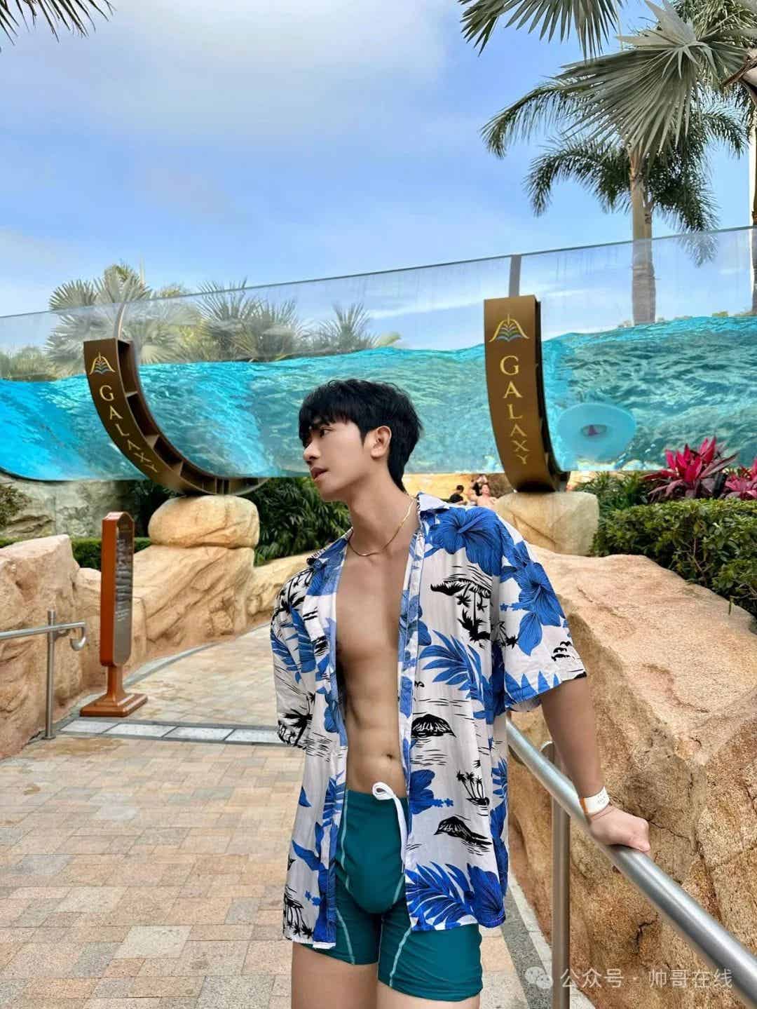 图片[2]-白嫩干净的簿肌球服弟弟，这腹肌可太香啦！-小蓝短视频