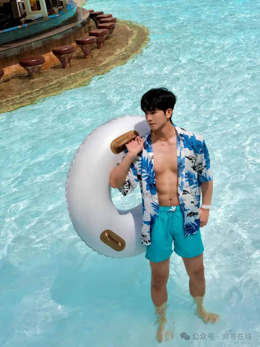 图片[3]-白嫩干净的簿肌球服弟弟，这腹肌可太香啦！-小蓝短视频