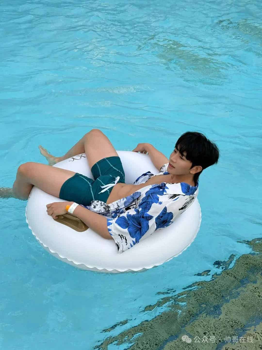 图片[6]-白嫩干净的簿肌球服弟弟，这腹肌可太香啦！-小蓝短视频