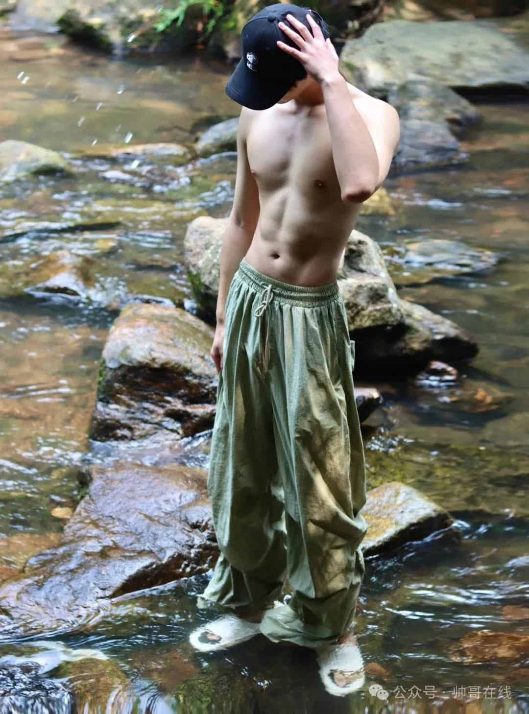 图片[7]-白嫩干净的簿肌球服弟弟，这腹肌可太香啦！-小蓝短视频