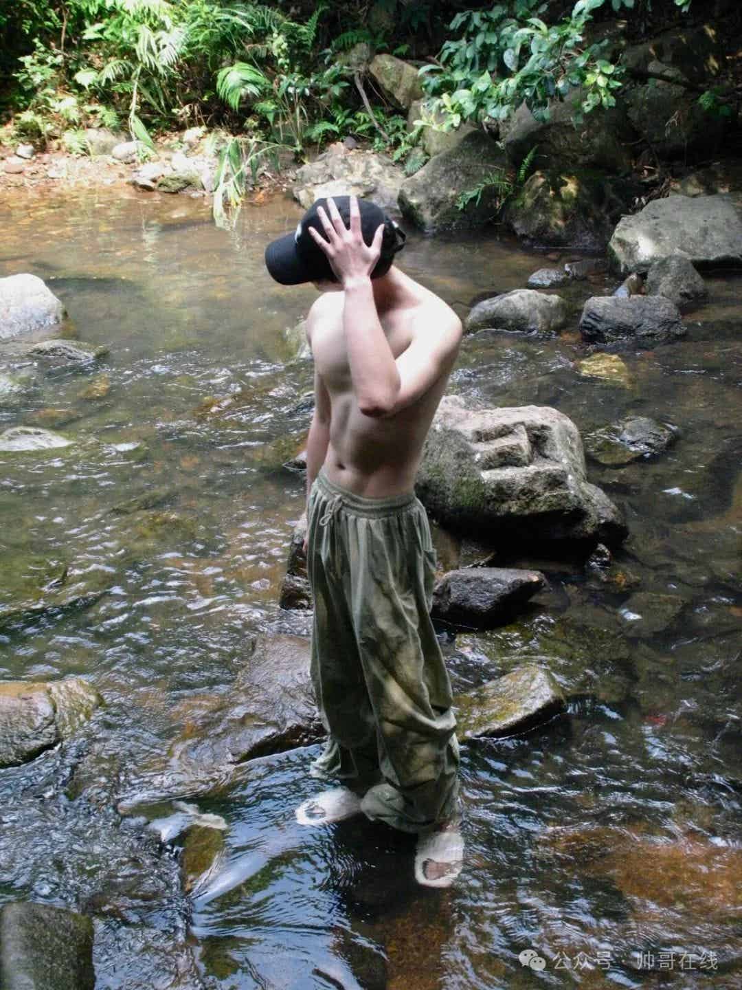 图片[8]-白嫩干净的簿肌球服弟弟，这腹肌可太香啦！-小蓝短视频