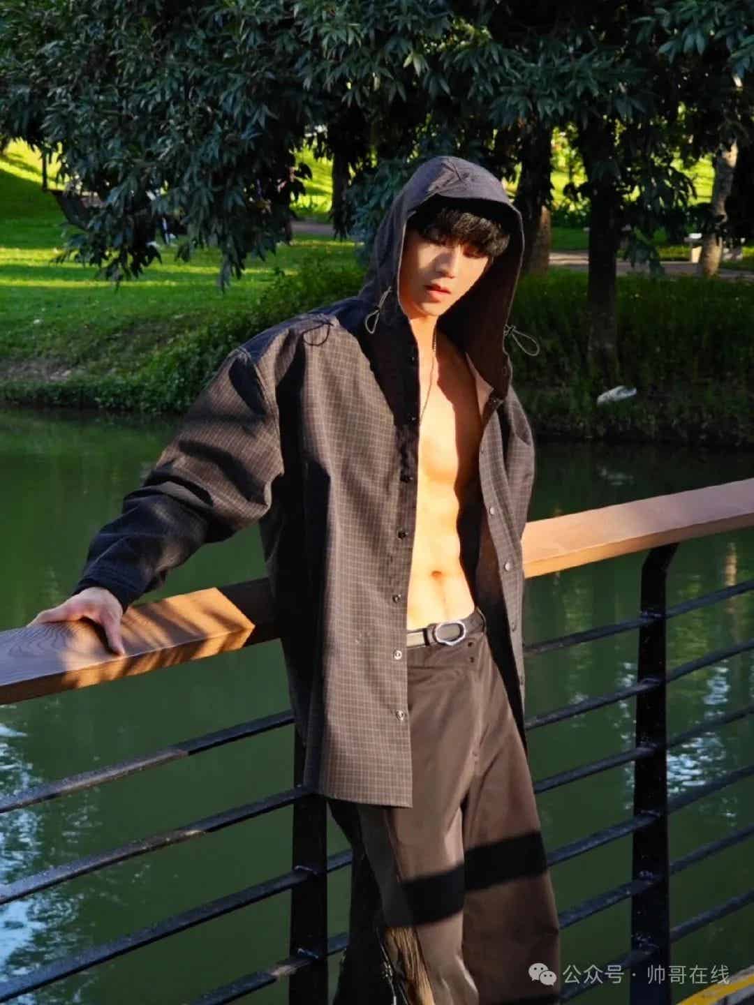 图片[9]-白嫩干净的簿肌球服弟弟，这腹肌可太香啦！-小蓝短视频