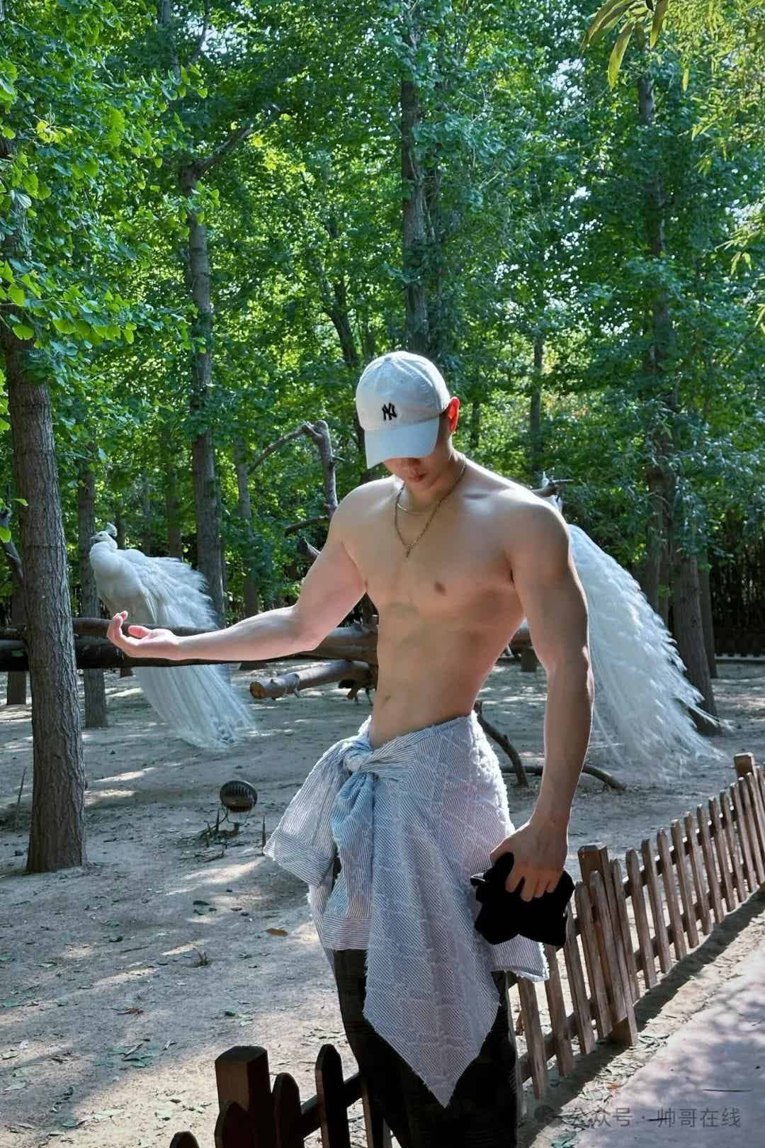 图片[1]-白皮宽肩窄腰肌肉帅哥，实力很可以!-小蓝短视频