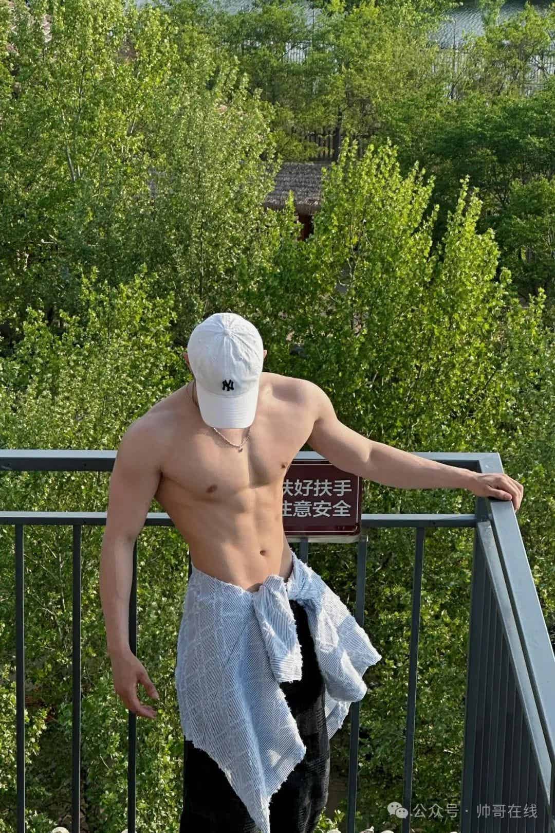 图片[2]-白皮宽肩窄腰肌肉帅哥，实力很可以!-小蓝短视频