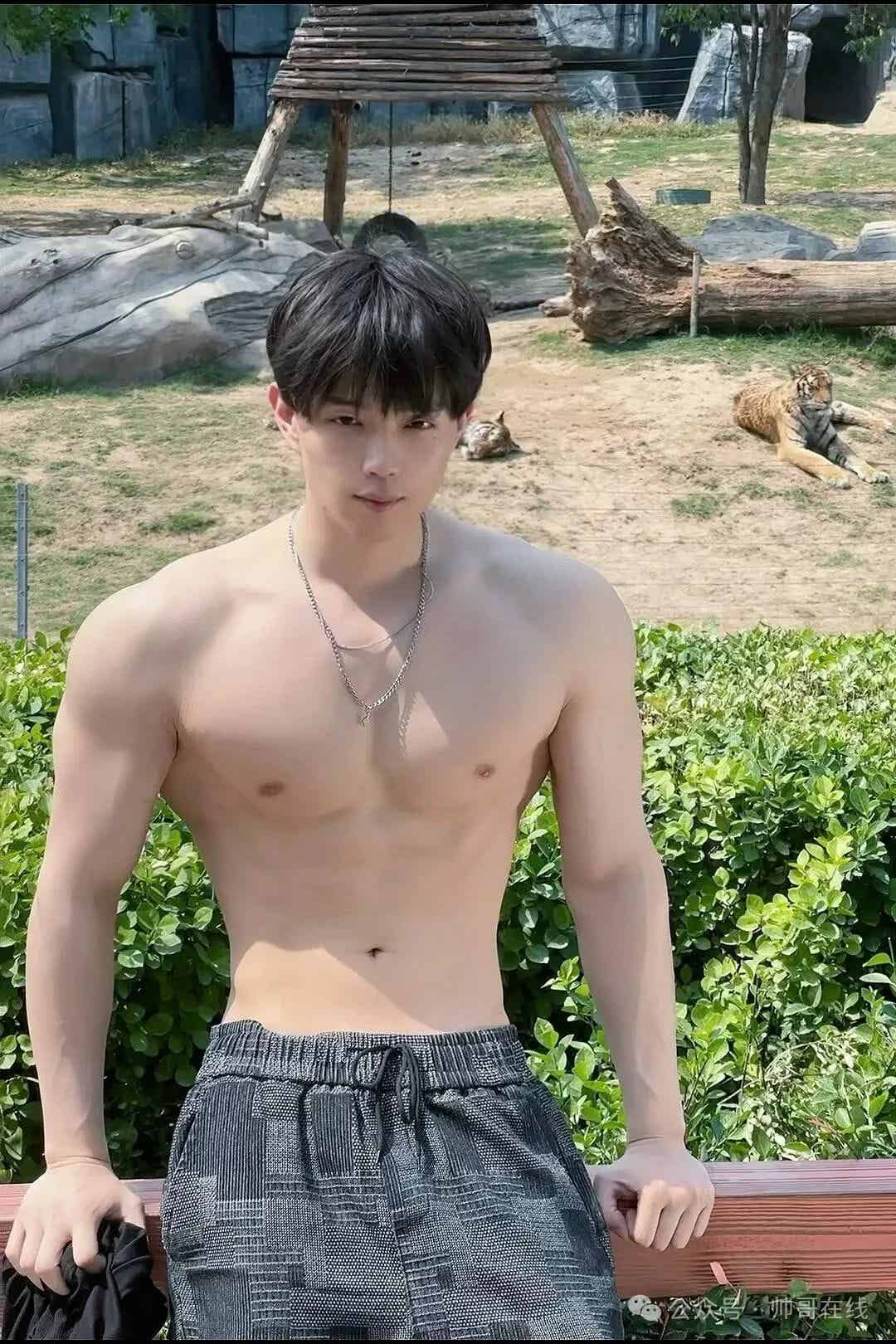 图片[3]-白皮宽肩窄腰肌肉帅哥，实力很可以!-小蓝短视频