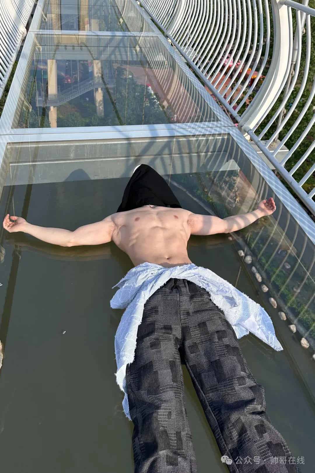 图片[4]-白皮宽肩窄腰肌肉帅哥，实力很可以!-小蓝短视频