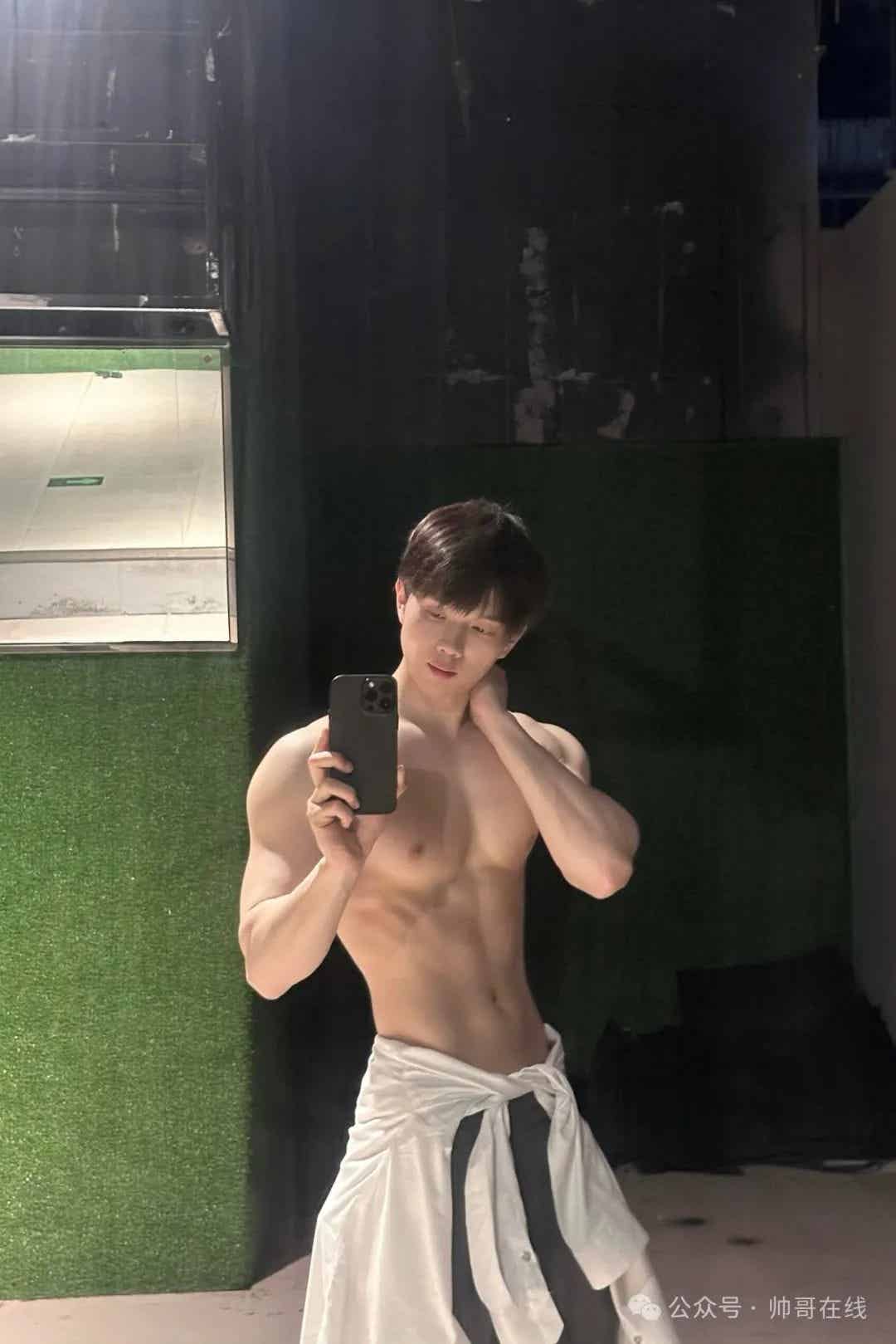 图片[5]-白皮宽肩窄腰肌肉帅哥，实力很可以!-小蓝短视频