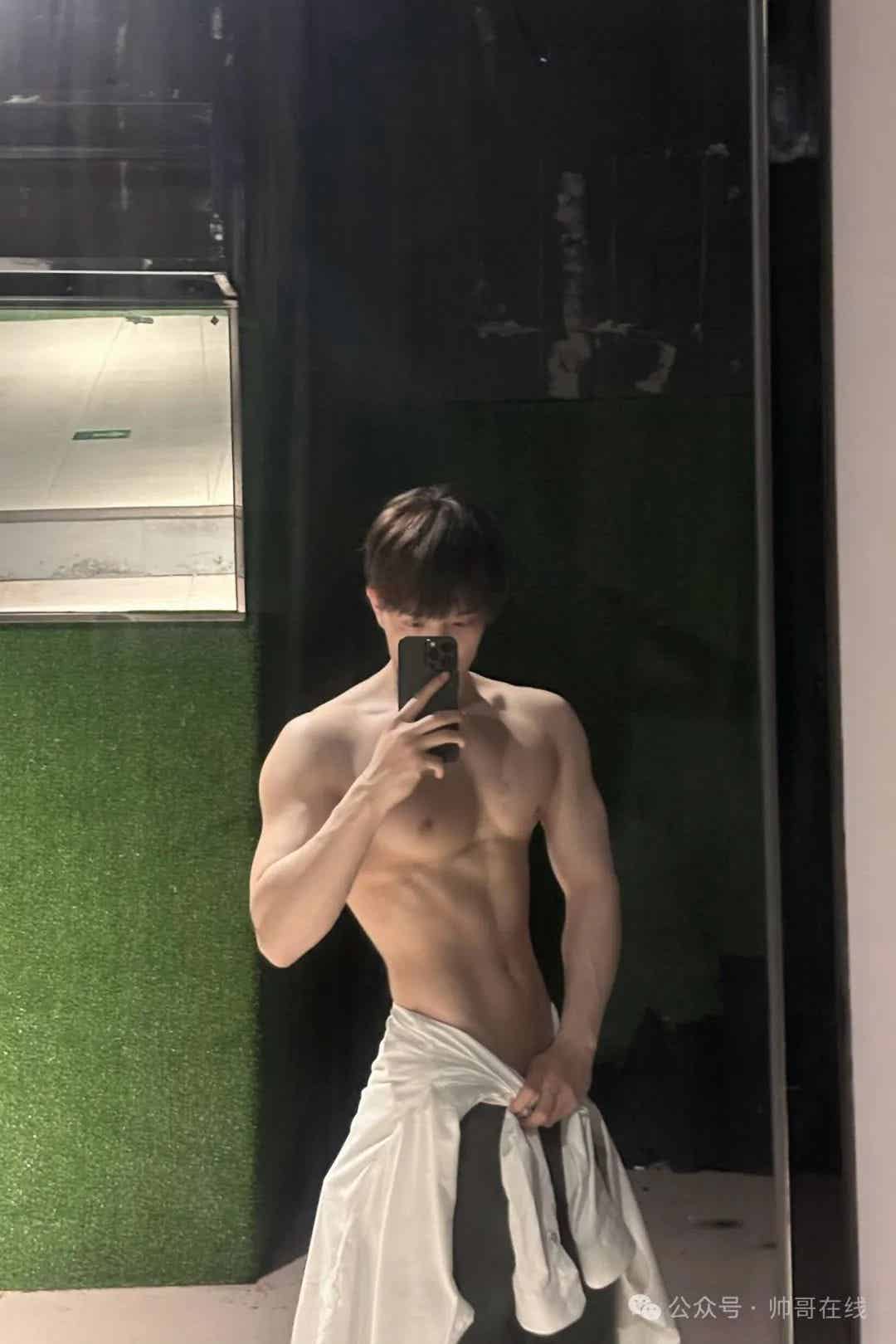 图片[6]-白皮宽肩窄腰肌肉帅哥，实力很可以!-小蓝短视频