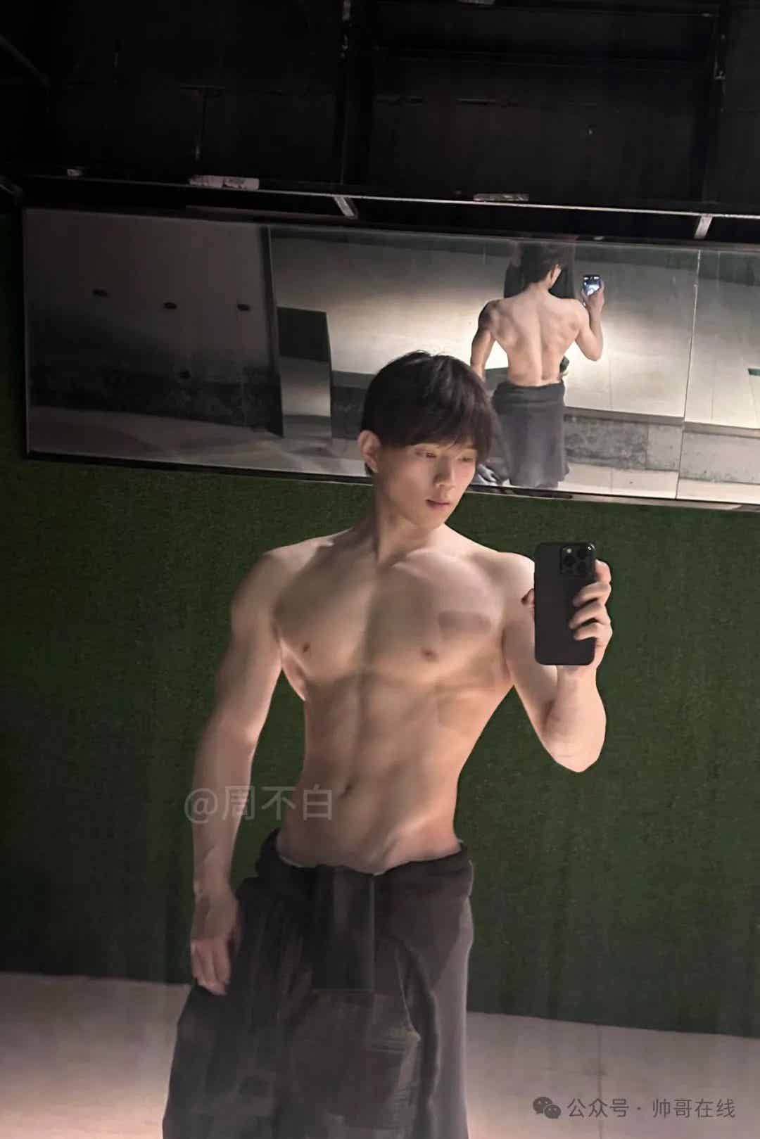 图片[7]-白皮宽肩窄腰肌肉帅哥，实力很可以!-小蓝短视频