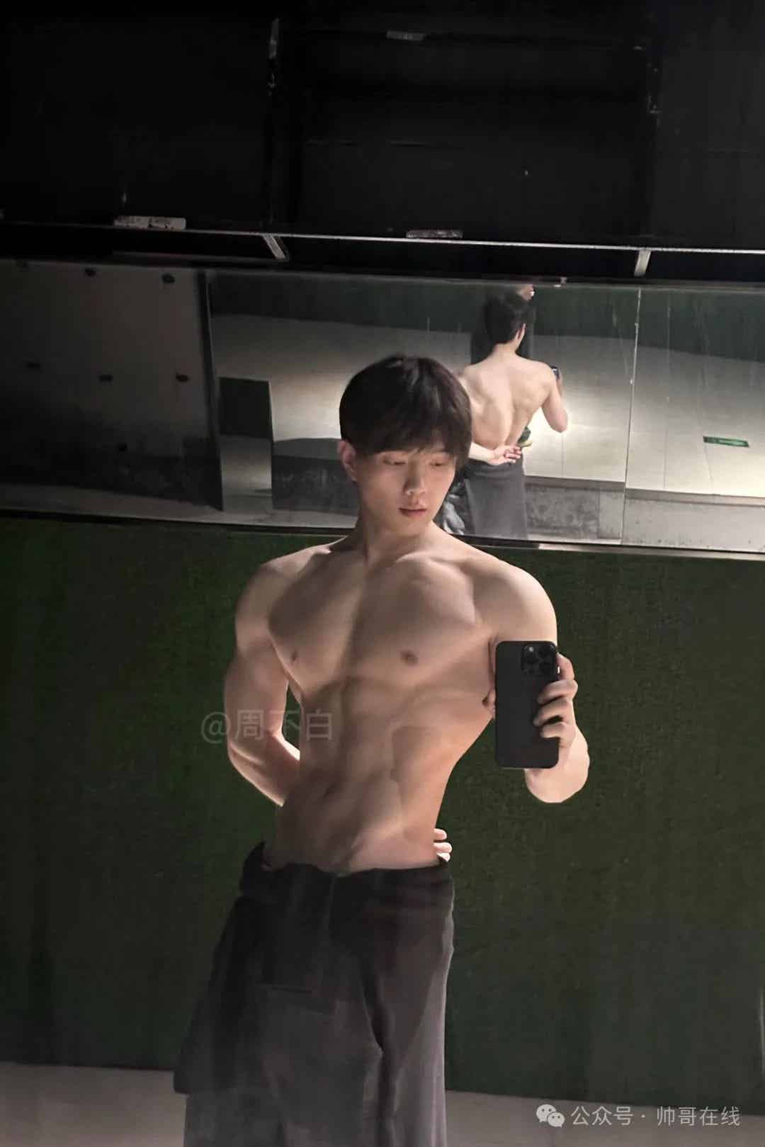 图片[8]-白皮宽肩窄腰肌肉帅哥，实力很可以!-小蓝短视频