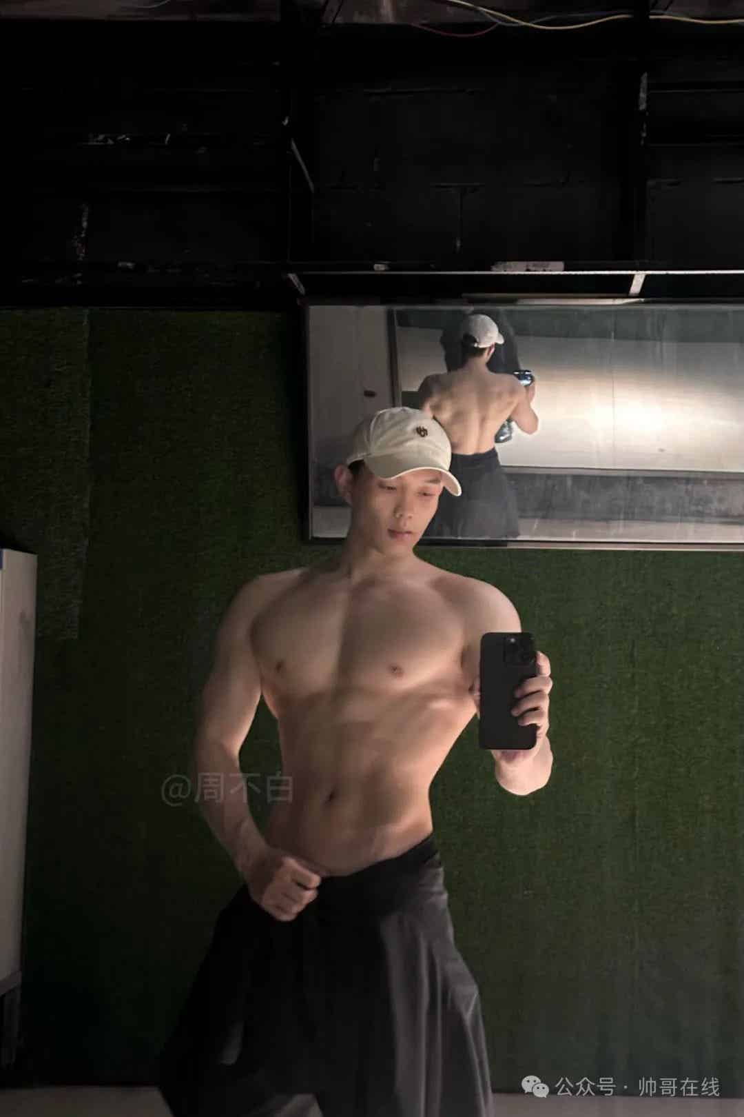 图片[9]-白皮宽肩窄腰肌肉帅哥，实力很可以!-小蓝短视频