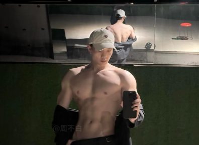 白皮宽肩窄腰肌肉帅哥，实力很可以!