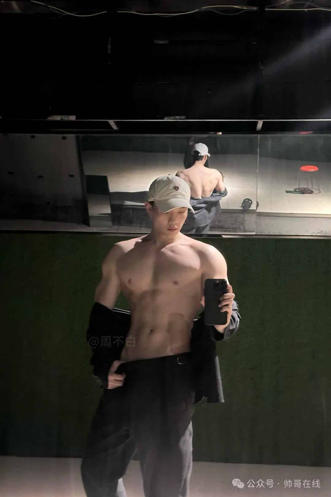 白皮宽肩窄腰肌肉帅哥，实力很可以!-小蓝短视频