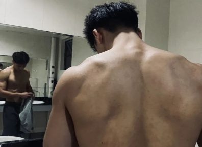 黑皮体育生球场擦汗，这腹肌让粉丝求当毛巾！