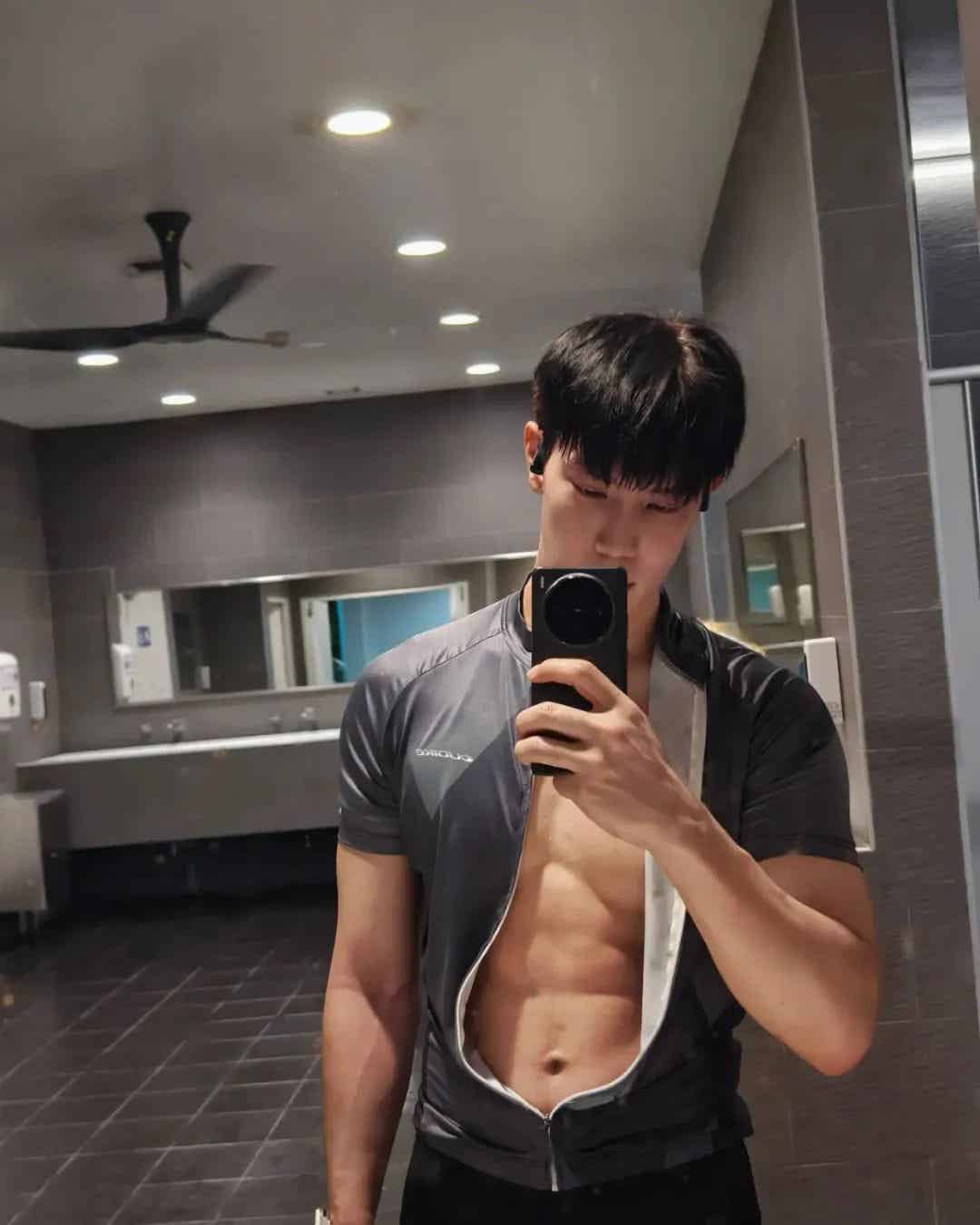 图片[1]-第一次骑行还不忘晒腹肌照！-小蓝短视频