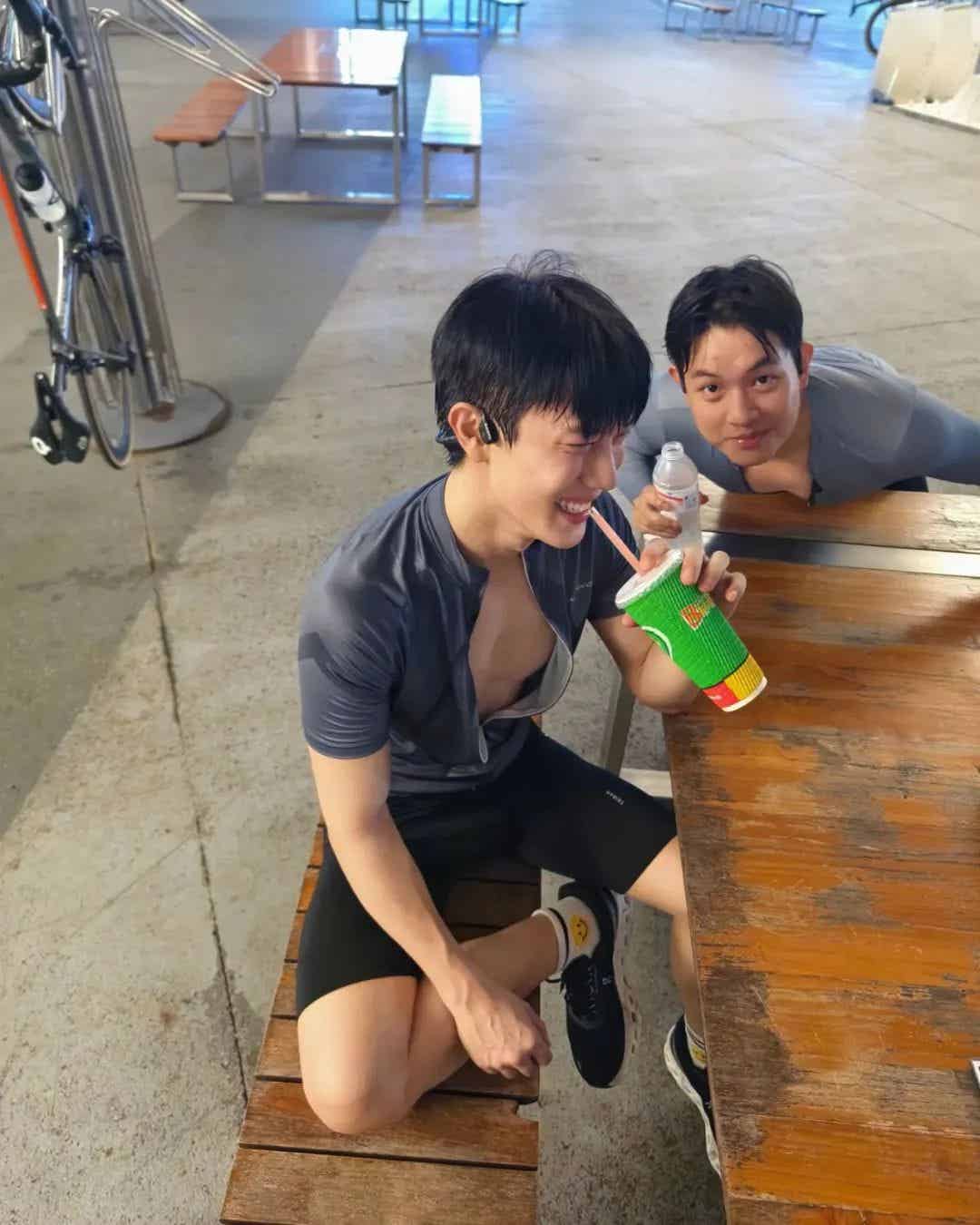 图片[3]-第一次骑行还不忘晒腹肌照！-小蓝短视频