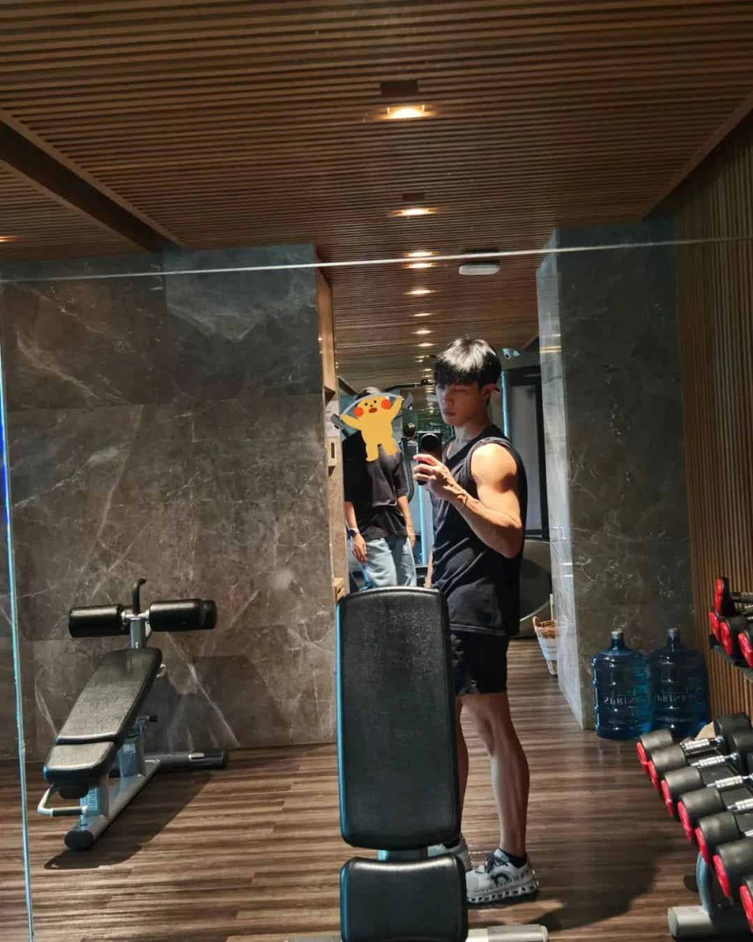 图片[4]-第一次骑行还不忘晒腹肌照！-小蓝短视频