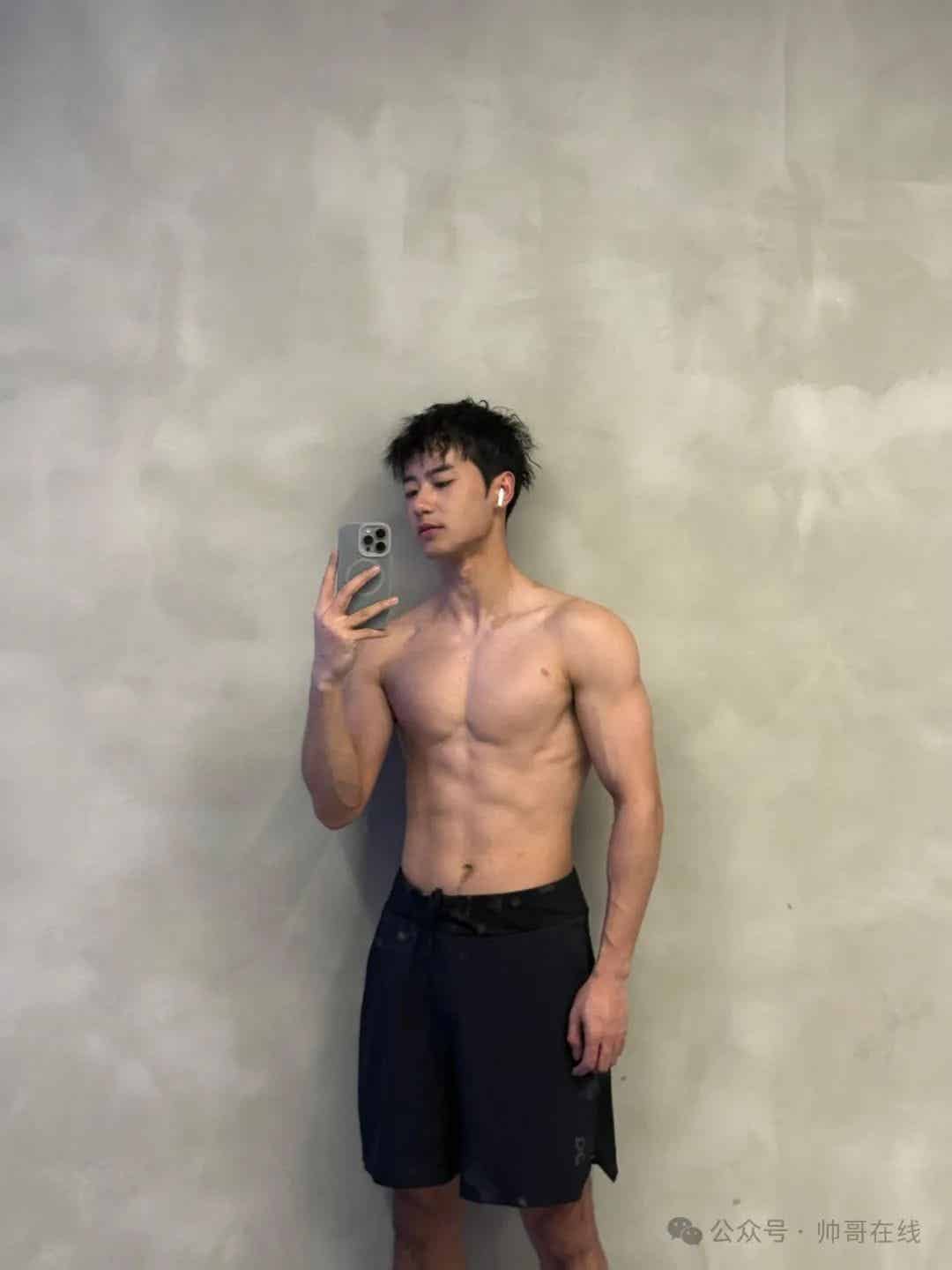 图片[3]-上海肌肉健身帅哥，亮点自己找！-小蓝短视频