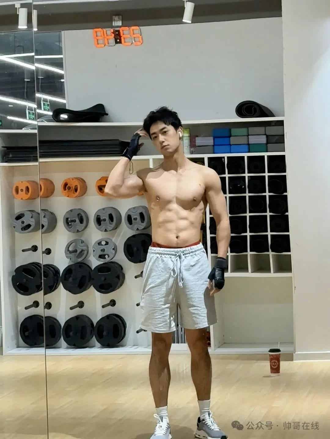图片[7]-上海肌肉健身帅哥，亮点自己找！-小蓝短视频