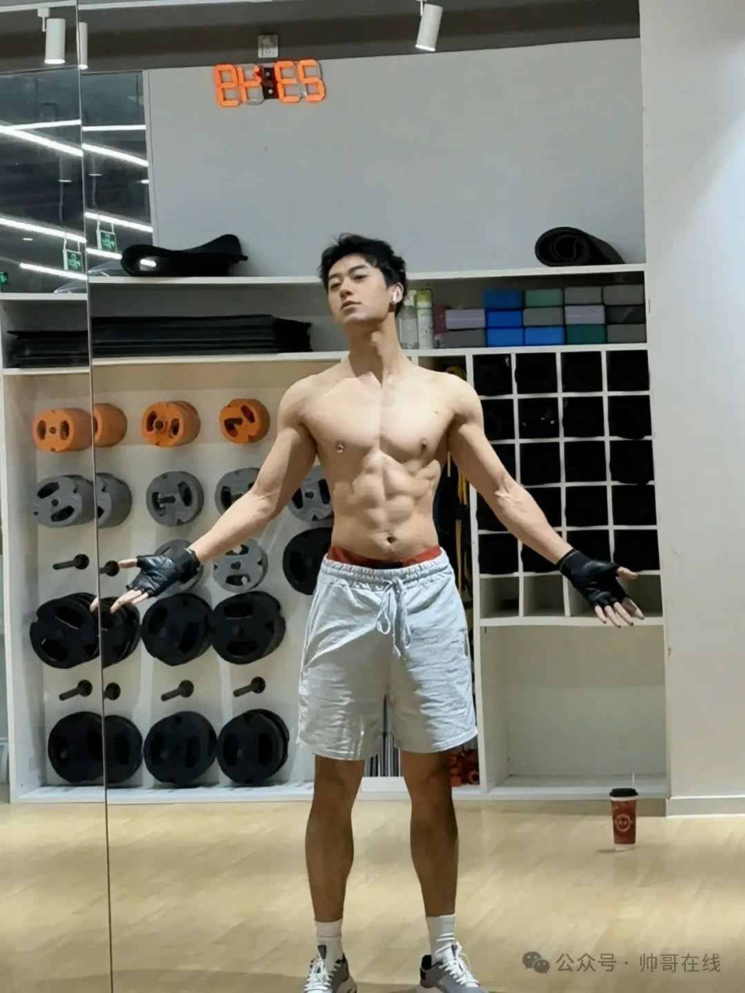 图片[8]-上海肌肉健身帅哥，亮点自己找！-小蓝短视频