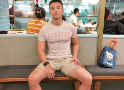 穿超短裤太垒的运动小哥自拍，？长腿让人不淡定！