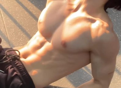 海边薄肌阳光帅哥，白皮小身板真带劲！