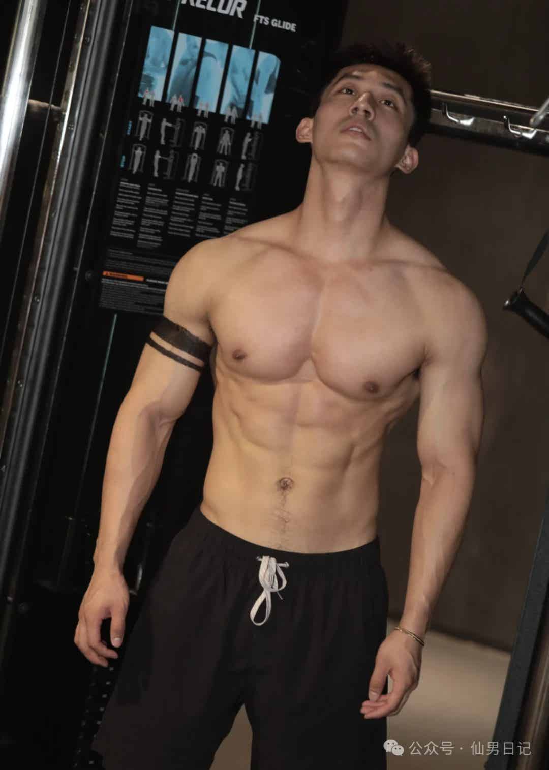 图片[1]-健身房黄景瑜私照曝光！网友辣评：我一个直男都喜欢……-小蓝短视频