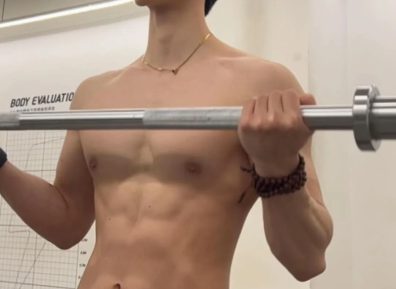 宽肩窄腰薄肌健身男大，一整个少年感硬控15秒！